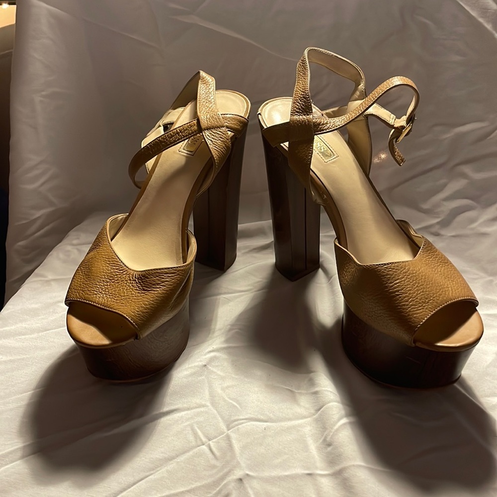 GUESS Brown heels